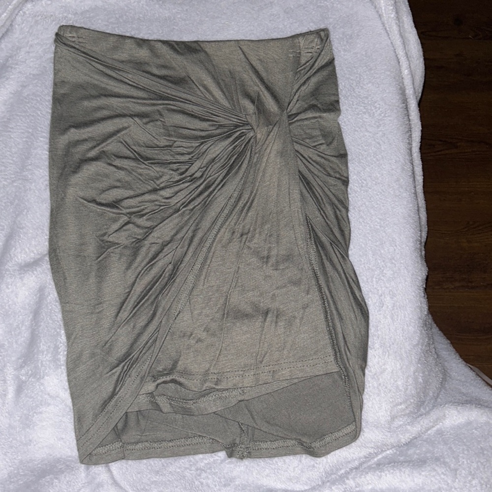 Size small olive green skirt.